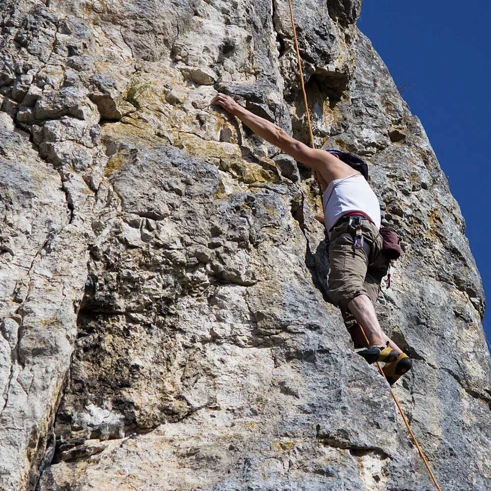 Klettern am Felsen im Altmühltal