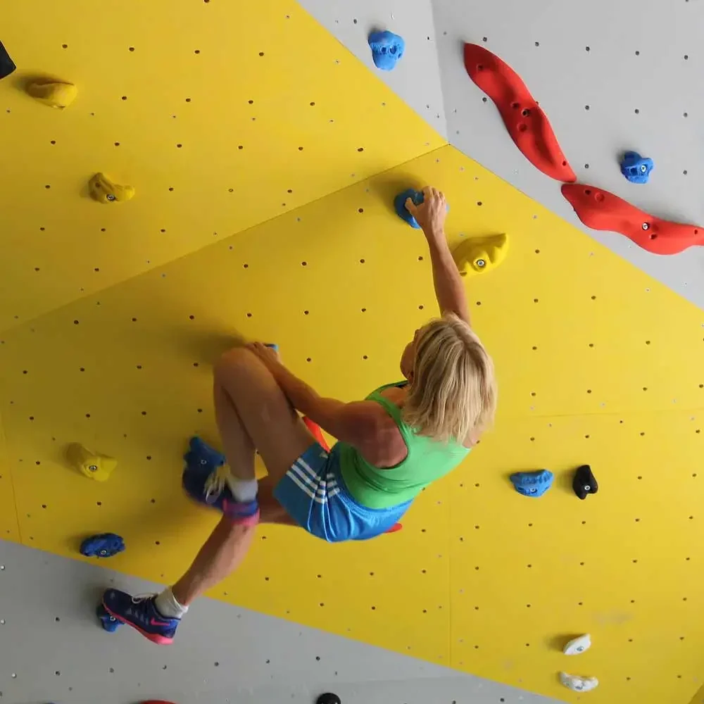 Indoor-Bouldern in einer Kletterhalle