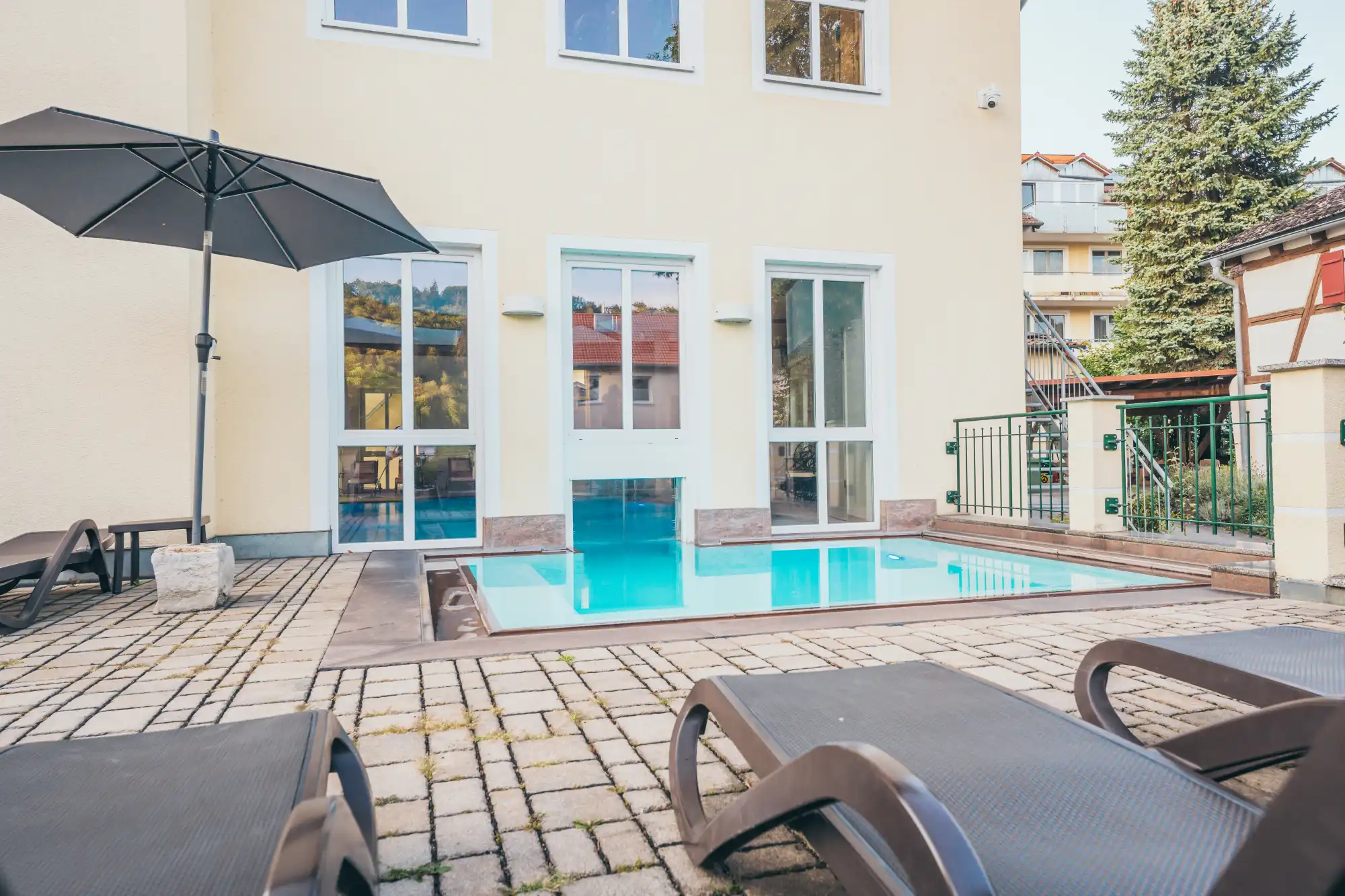 Außenpool im Wellnessbereich des Hotel Dirsch