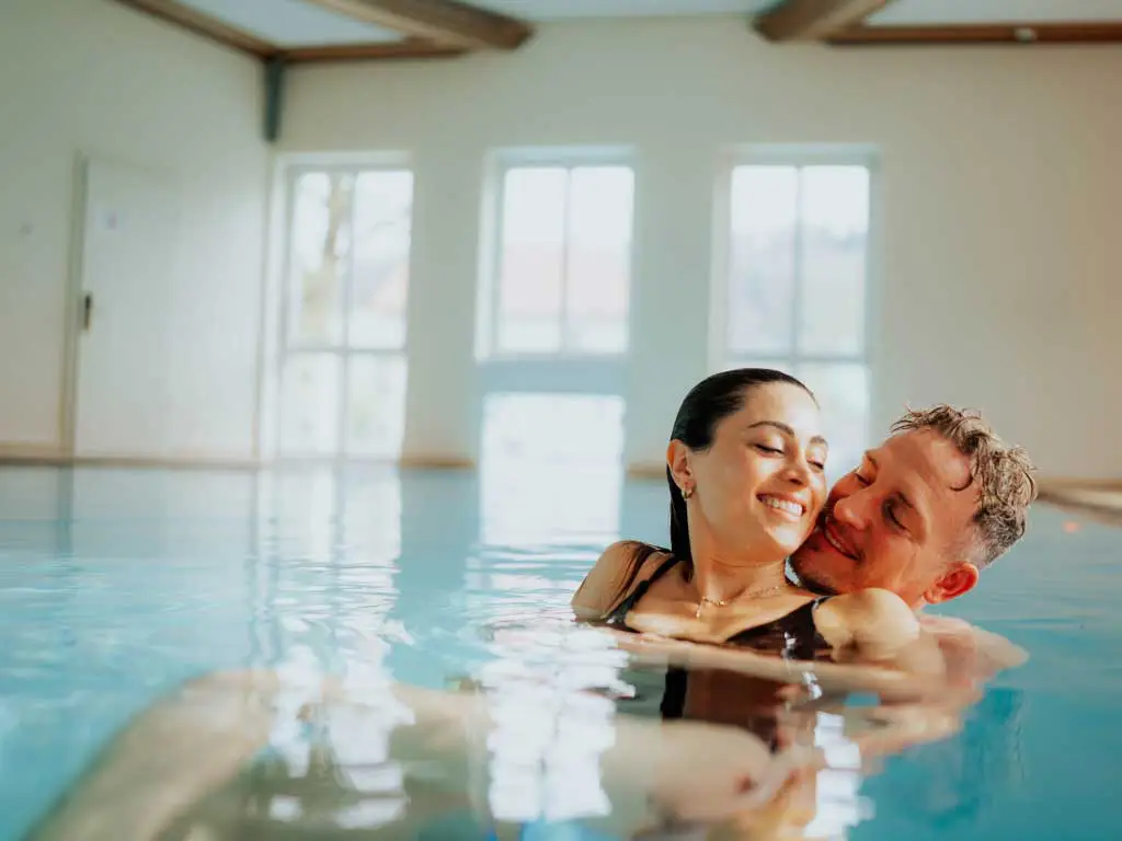 Paar im Pool beim Day Spa im Hotel Dirsch