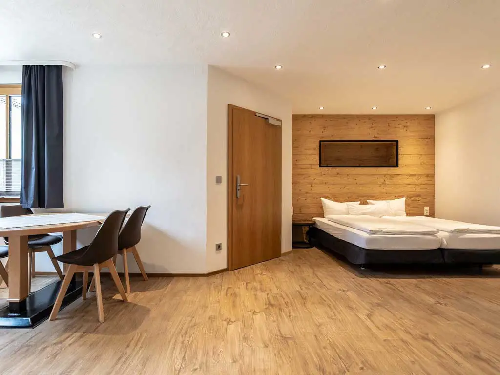 Wohn- und Schlafbereich im Appartement 1 des Hotel Dirsch