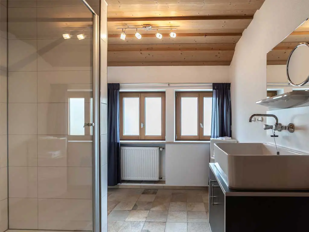 Sitzecke und Esstisch im Appartement 1 des Hotel Dirsch