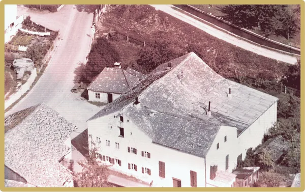 Historische Luftaufnahme des Emsinger Anwesens der Familie Dirsch