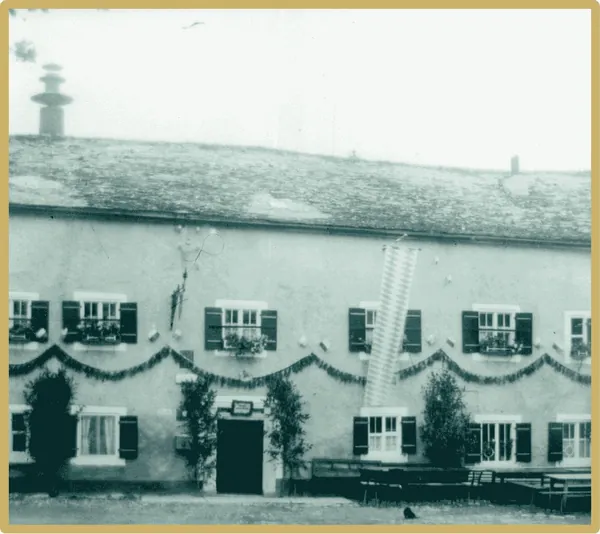 Historisch geschmückte Fassade des Gasthofs Dirsch