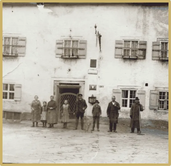 Historische Aufnahme des Gasthofs Dirsch mit Personen vor dem Haus