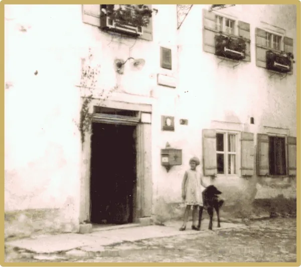 Historischer Hauseingang des Gasthofs Dirsch