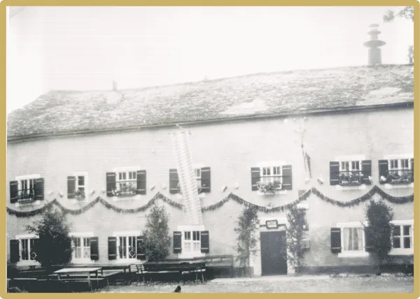 Festlich geschmückte historische Fassade des Gasthofs Dirsch