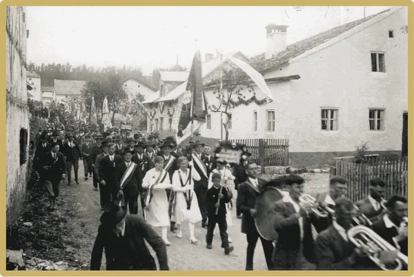 Historischer Festzug durch Emsing