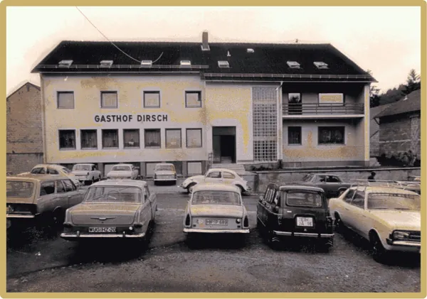 Gasthof Dirsch mit parkenden Fahrzeugen vor dem Haus