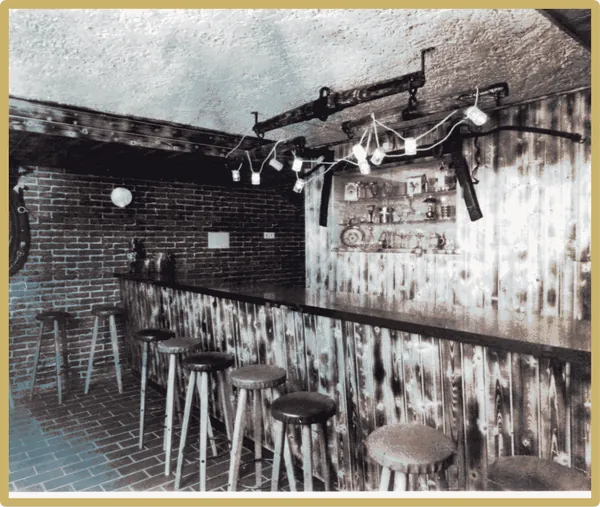 Historischer Gastraum mit Bar im Gasthof Dirsch