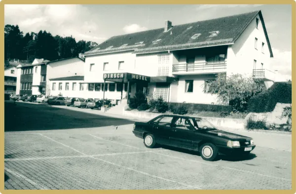 Historische Straßenansicht des erweiterten Gasthofs Dirsch
