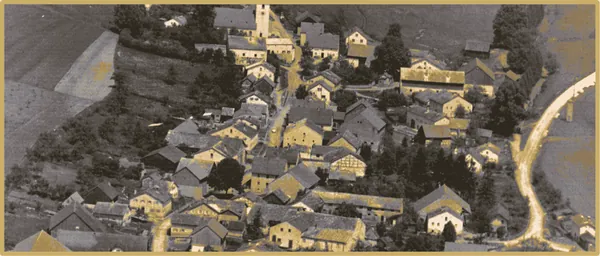Luftaufnahme von Emsing mit Kirche und Ortskern