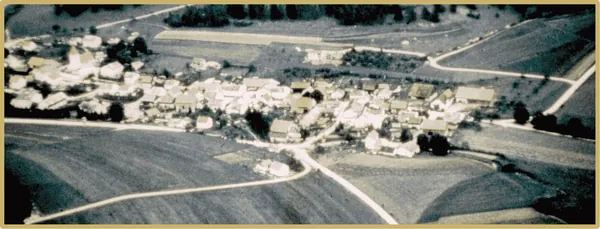 Historische Luftaufnahme des Dorfes Emsing