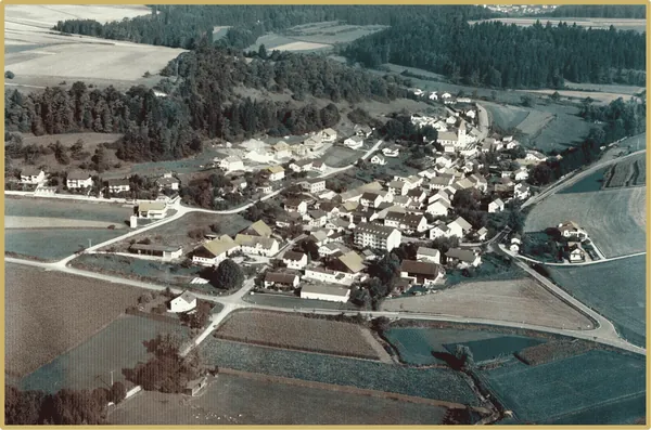 Historische Luftaufnahme von Emsing und der umgebenden Landschaft