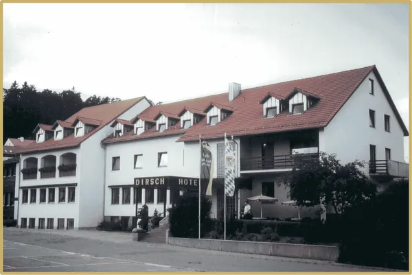 Außenansicht des erweiterten Hotel Dirsch mit Dachgauben