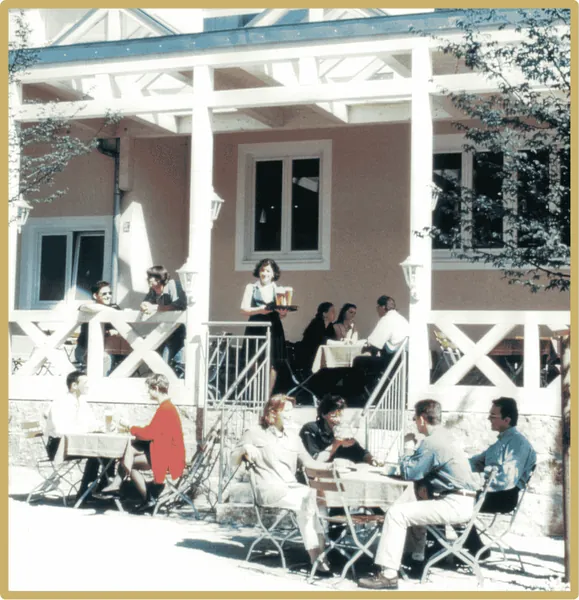 Gäste auf der historischen Terrasse des Hotel Dirsch