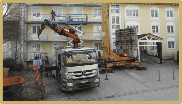 Bauarbeiten mit Bagger am Gästehaus des Hotel Dirsch