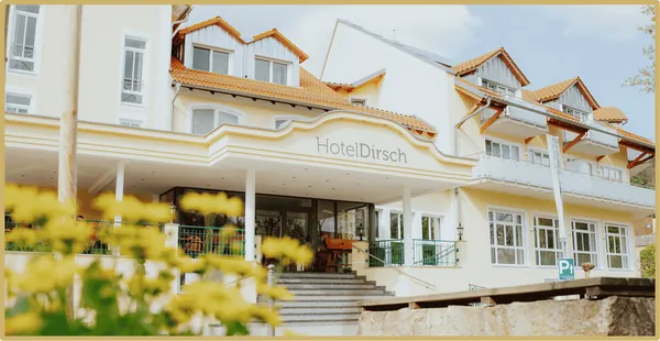 Aktuelle Außenansicht des Hotel Dirsch mit Eingangsbereich