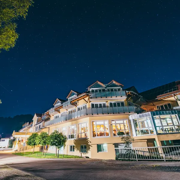 Hotel Dirsch am Abend im und rund um das Hotel Dirsch im Naturpark Altmühltal