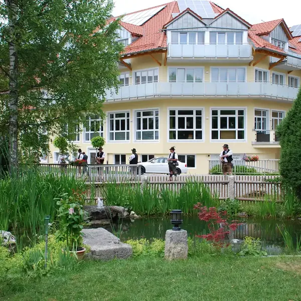 Hotelanlage mit Teich im und rund um das Hotel Dirsch im Naturpark Altmühltal
