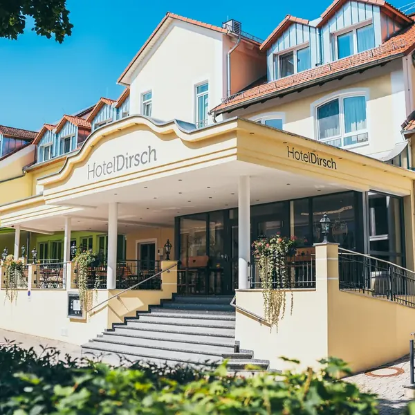 Hoteleingang im und rund um das Hotel Dirsch im Naturpark Altmühltal