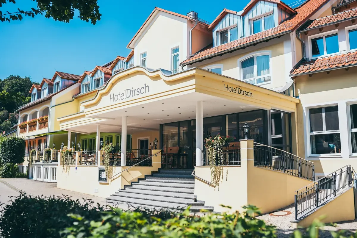 Hoteleingang im und rund um das Hotel Dirsch im Naturpark Altmühltal