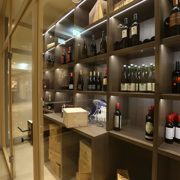 Weinauswahl im Restaurant im Restaurant- und Genussbereich des Hotel Dirsch