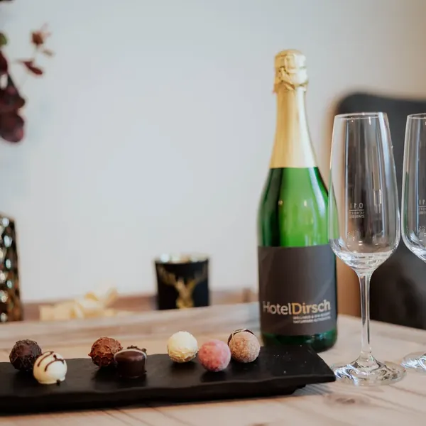 Pralinen und Sekt auf dem Zimmer im Wohnbereich des Hotel Dirsch