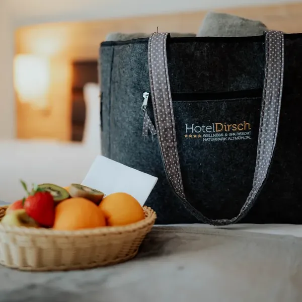 Willkommensgruß auf dem Zimmer im Wohnbereich des Hotel Dirsch
