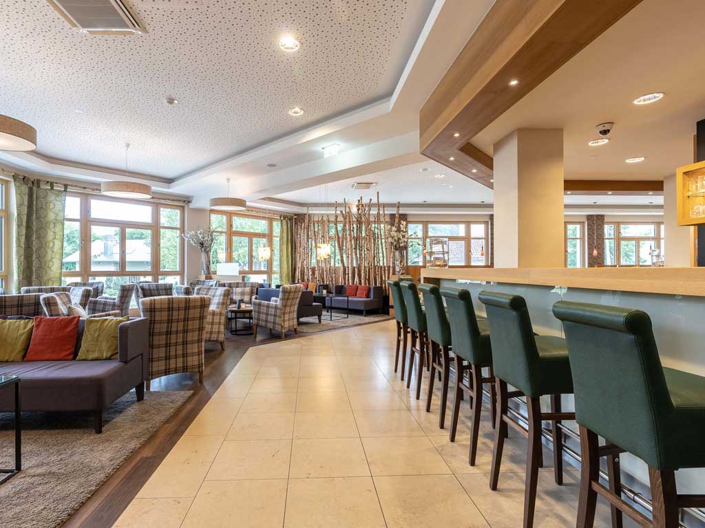 Sitzmöglichkeiten und die Bar zugehörig zum Altmühltaler Restaurant im Hotel Dirsch