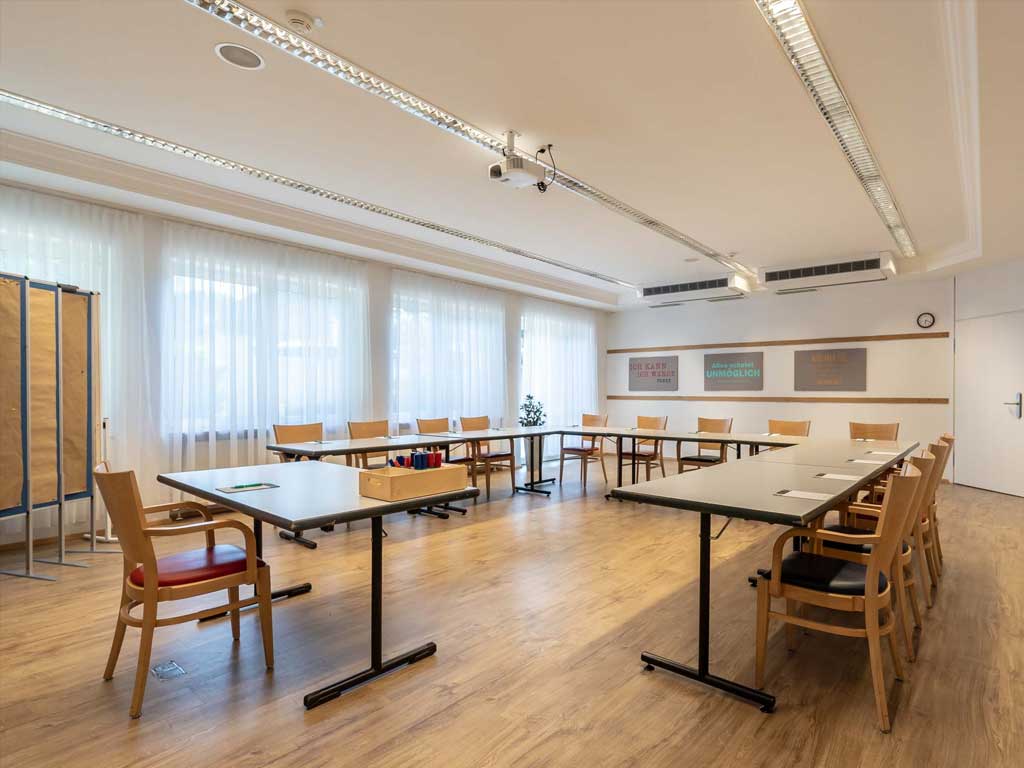 Der Meetingraum des 4* Tagungshotels im Altmühltal ist ausgestattet mit langen Tischen und vielen Sitzgelegenheiten