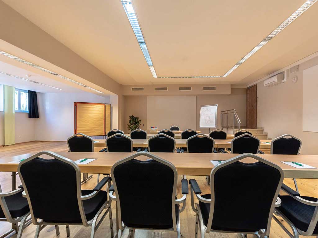Das Tagungshotel im Altmühltal heißt die Gäste willkommen im schlicht eingerichtetem Tagungszimmer mit 4 langen Tischen und zahlreichen Stühlen