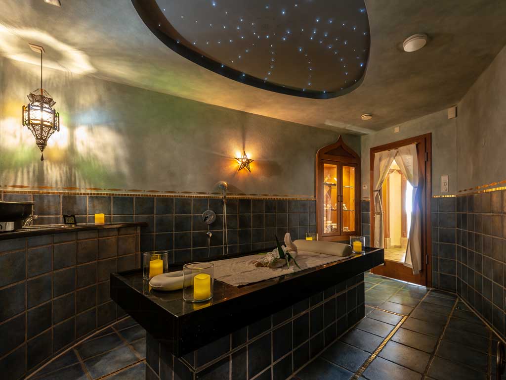 Im Wellnesshotel im Altmühltal kann man eine Hamam Behandlung in einem orientalisch eingerichtetem Raum mit vielen Verzierungen buchen