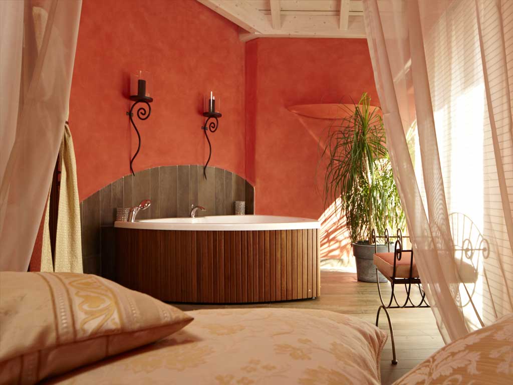 Die Romantik Suite des Wellnesshotels im Altmühltal bietet schöne Zeit zu zweit in einer herzförmigen Badewanne, gemütlichen Liegeplätzen und Sonnenschein