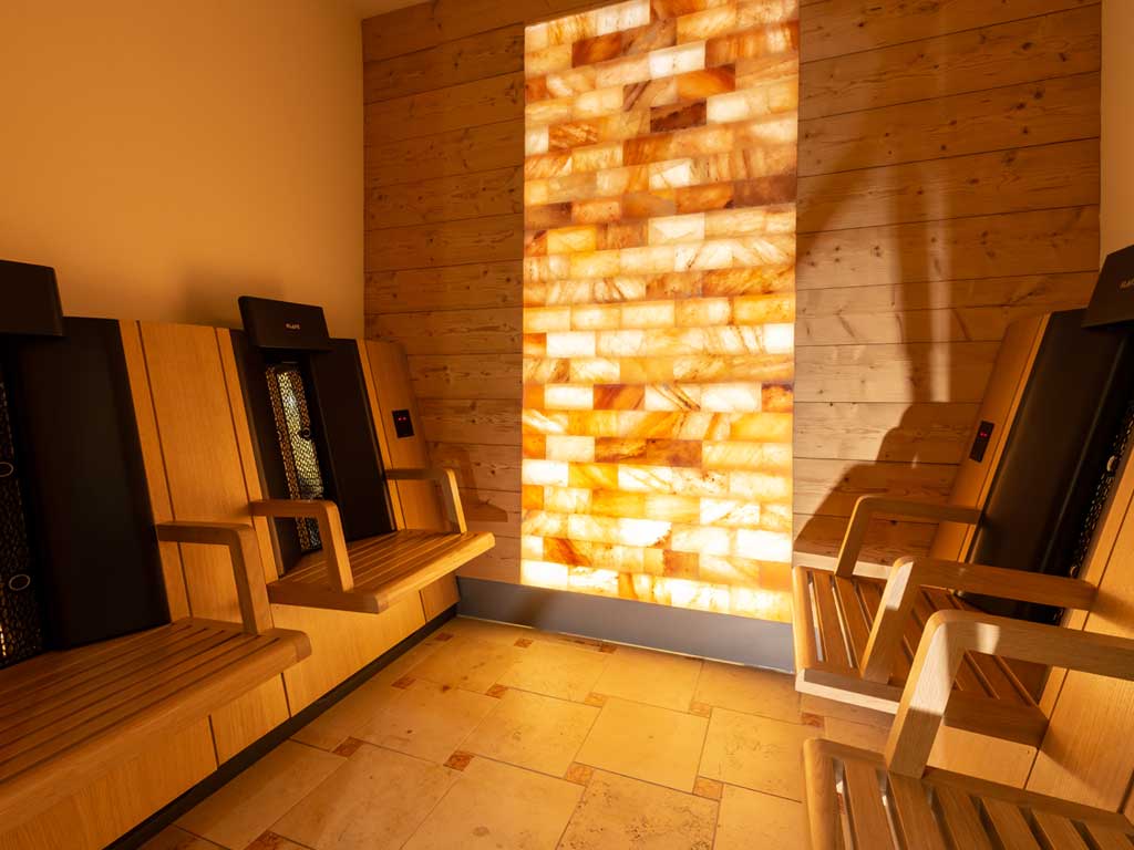 Die Infrarotsauna bietet im Wellnesshotel im Altmühltal einige Plätze mit angenehmem Dämmerlicht
