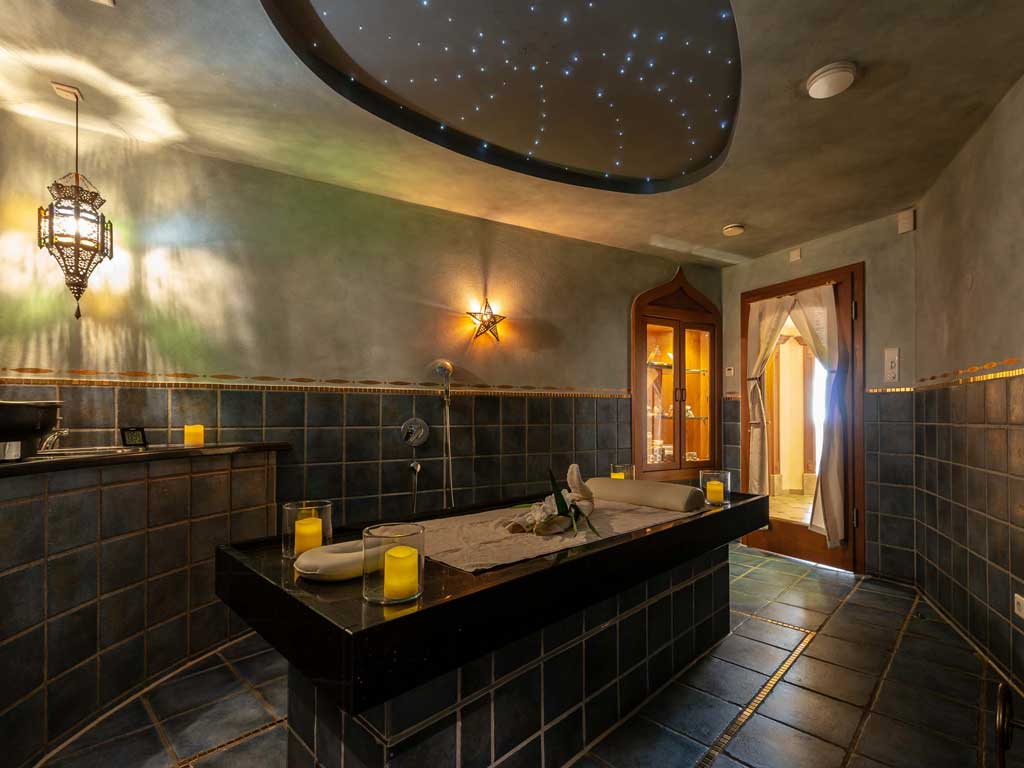 Der magisch anziehende Hamam-Raum des Wellnesshotels im Altmühltal mit goldenen Verzierungen, Sternenlichtern und ruhiger Atmosphäre