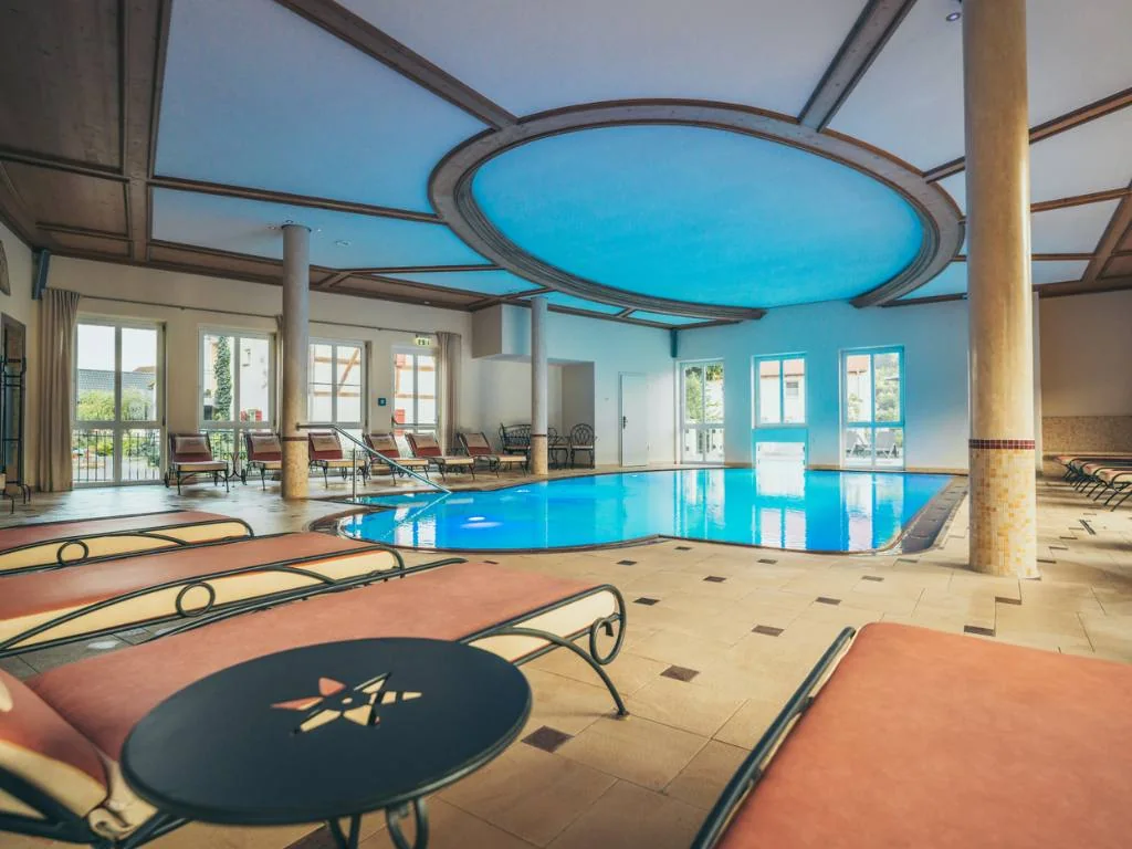 Innen- und Außenpool im Hotel Dirsch