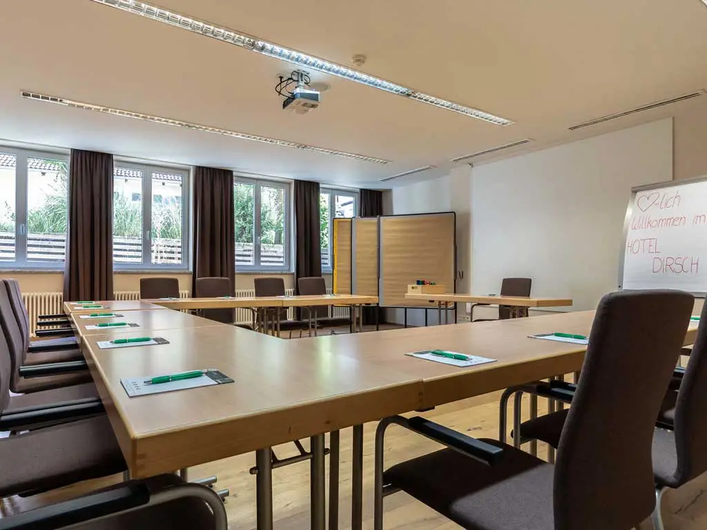 Das Tagungshotel im Altmühltal heißt die Gäste willkommen im schlicht eingerichtetem Tagungszimmer mit 4 langen Tischen und zahlreichen Stühlen