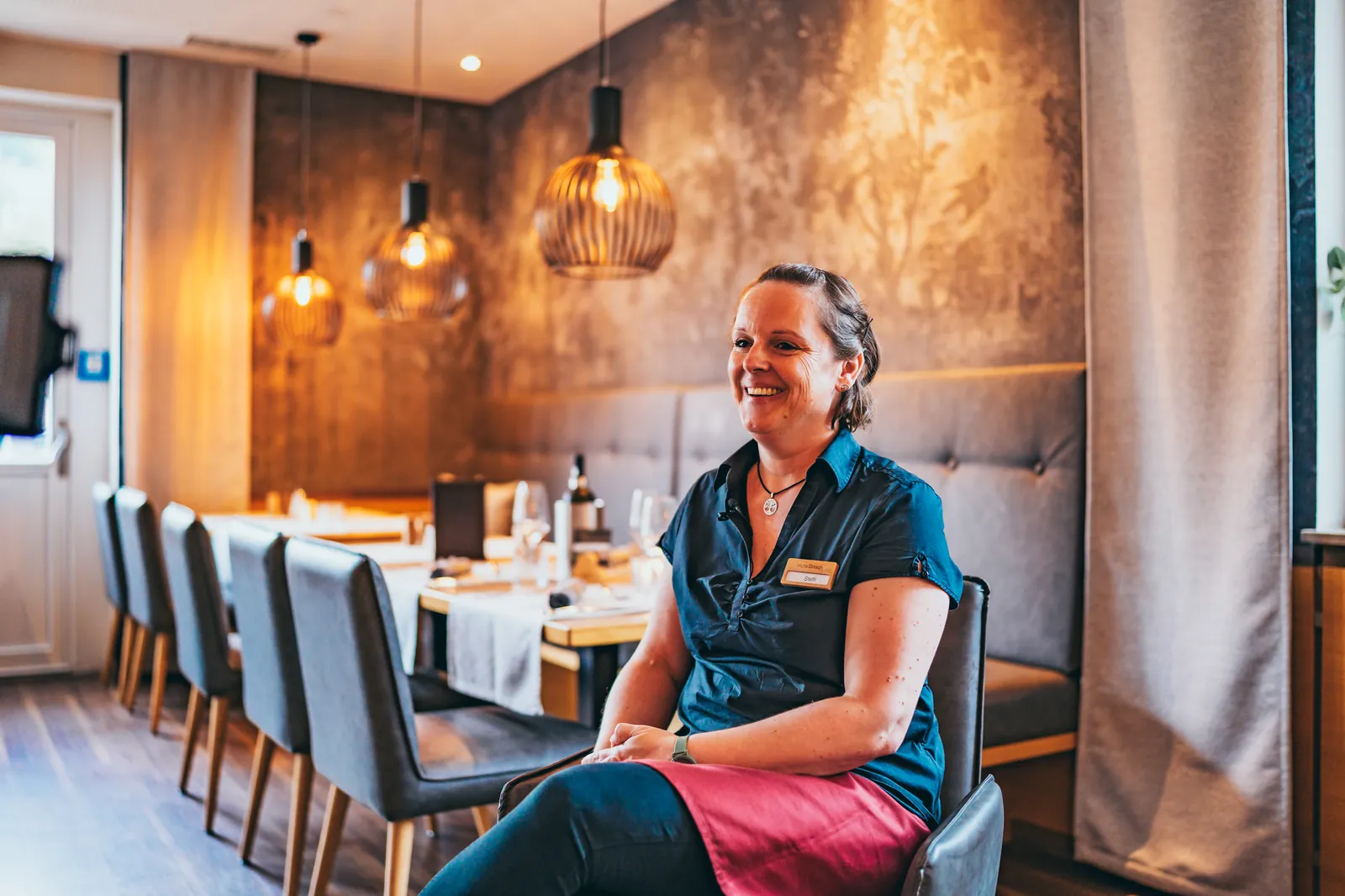 Steffi lächelt im Restaurant des Hotel Dirsch